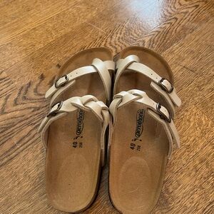 Tan aerothotic Birkenstock type sandal. Size 40. Brand new